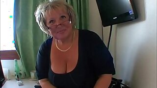 Carole une bonne mature en manque de queue